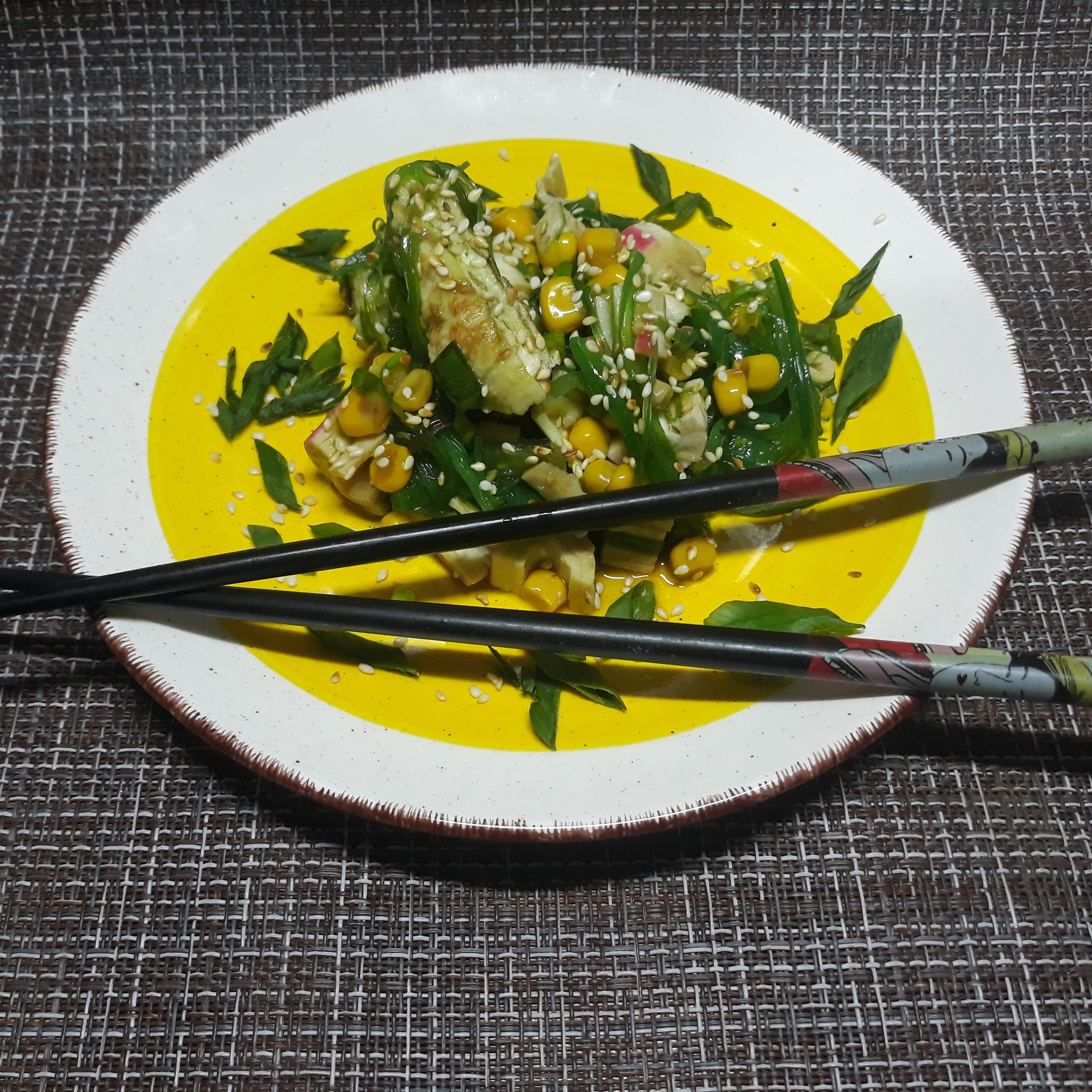Салат чука с омлетом тамаго и крабовыми палочками