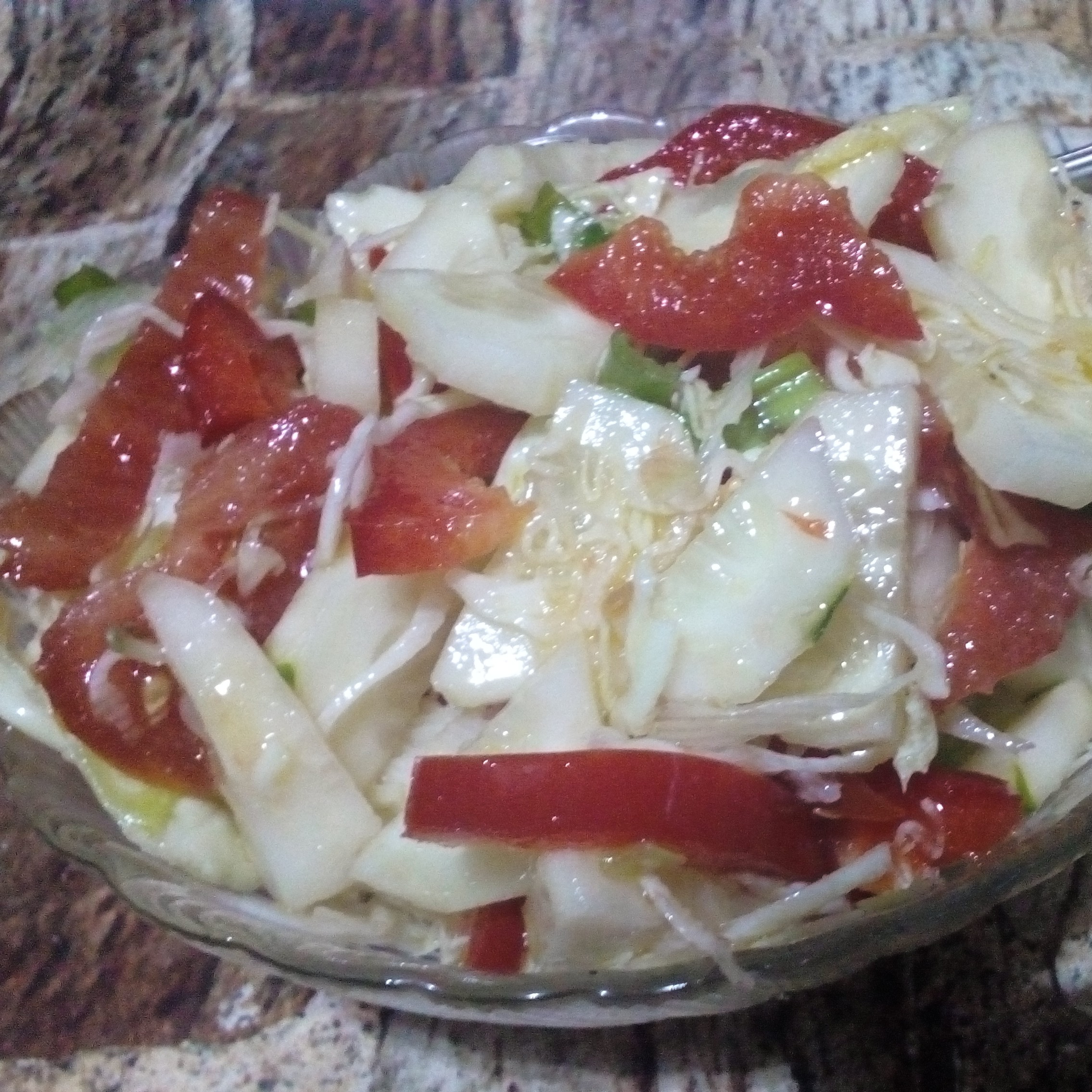 Салат из свежей капусты, огурцов, помидор и сладкого перца