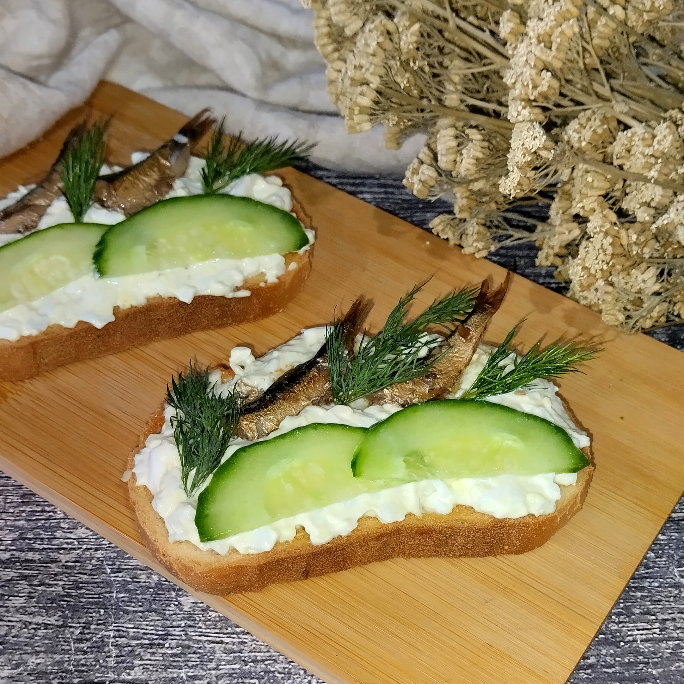 Бутерброды со шпротами и яичной намазкой на Новый год 2026