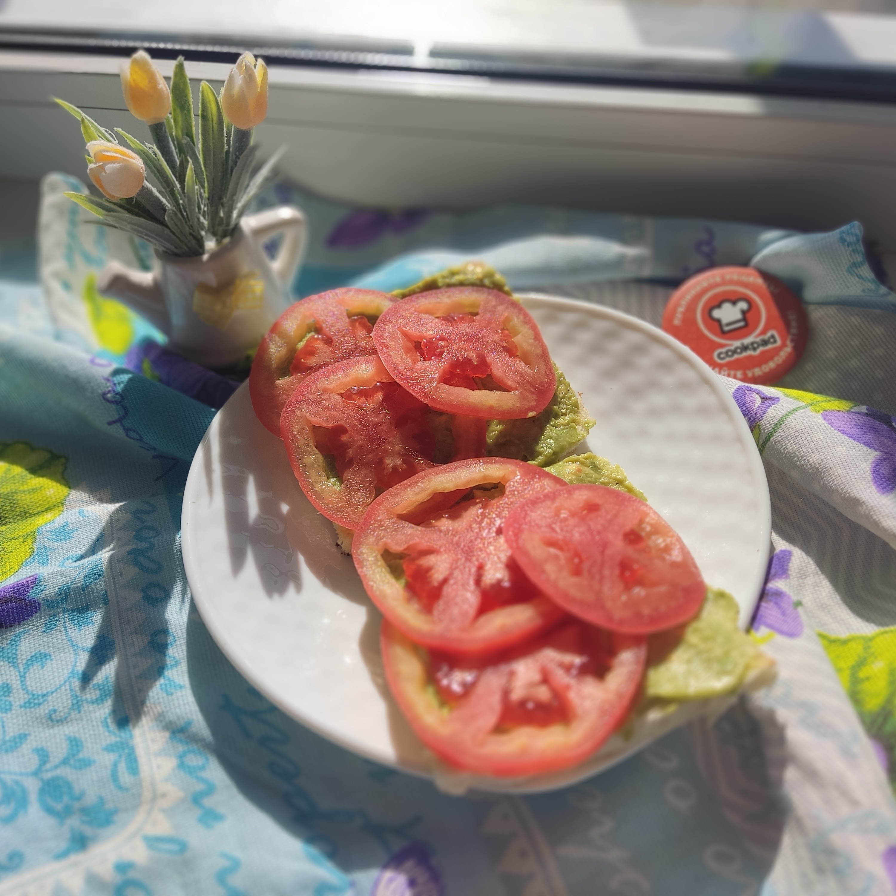 Бутерброды с авокадо и помидорами