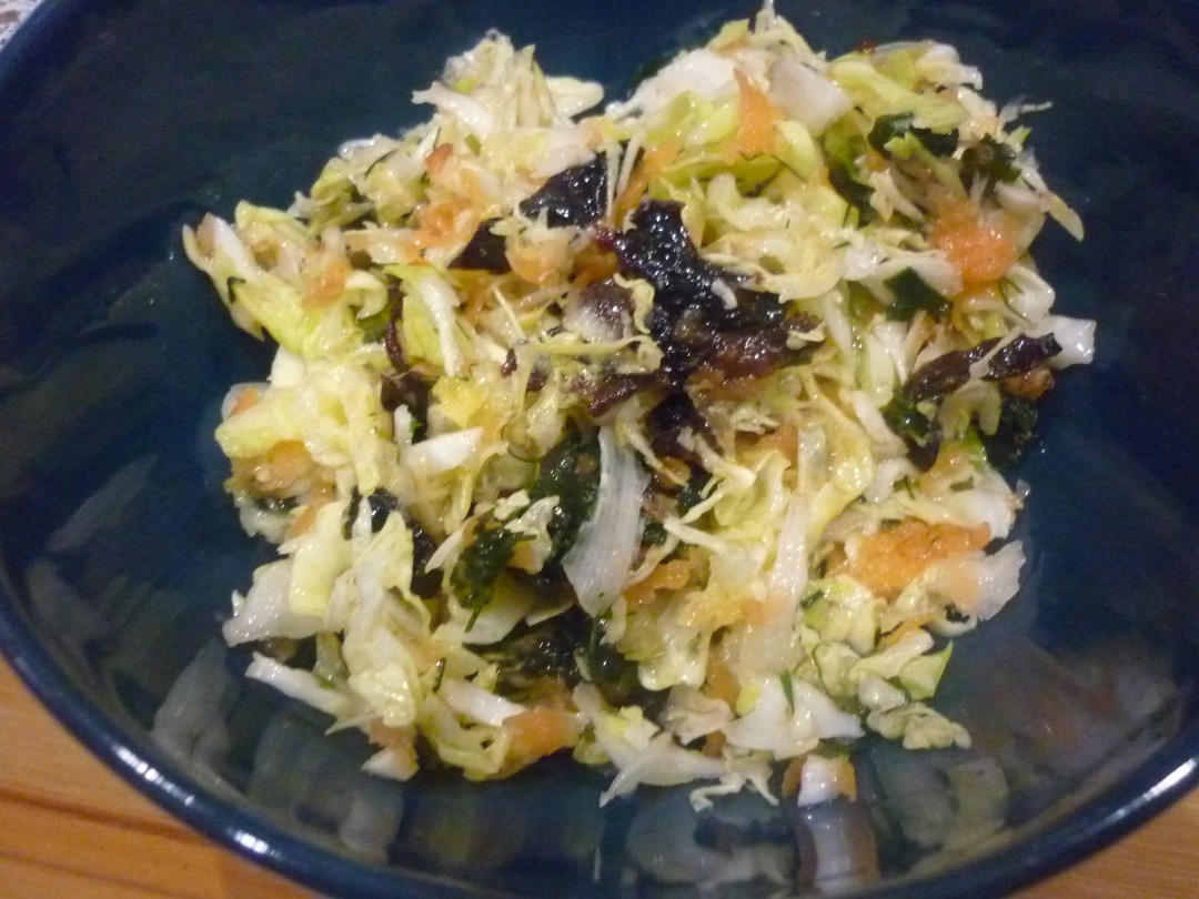 Постный салат из белокочанной капусты с черносливом