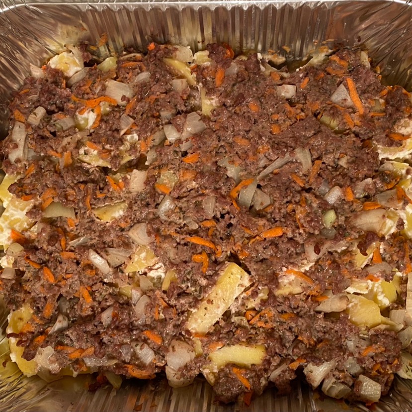 Сырно-картофельная запеканка с фаршем, луком и морковью
