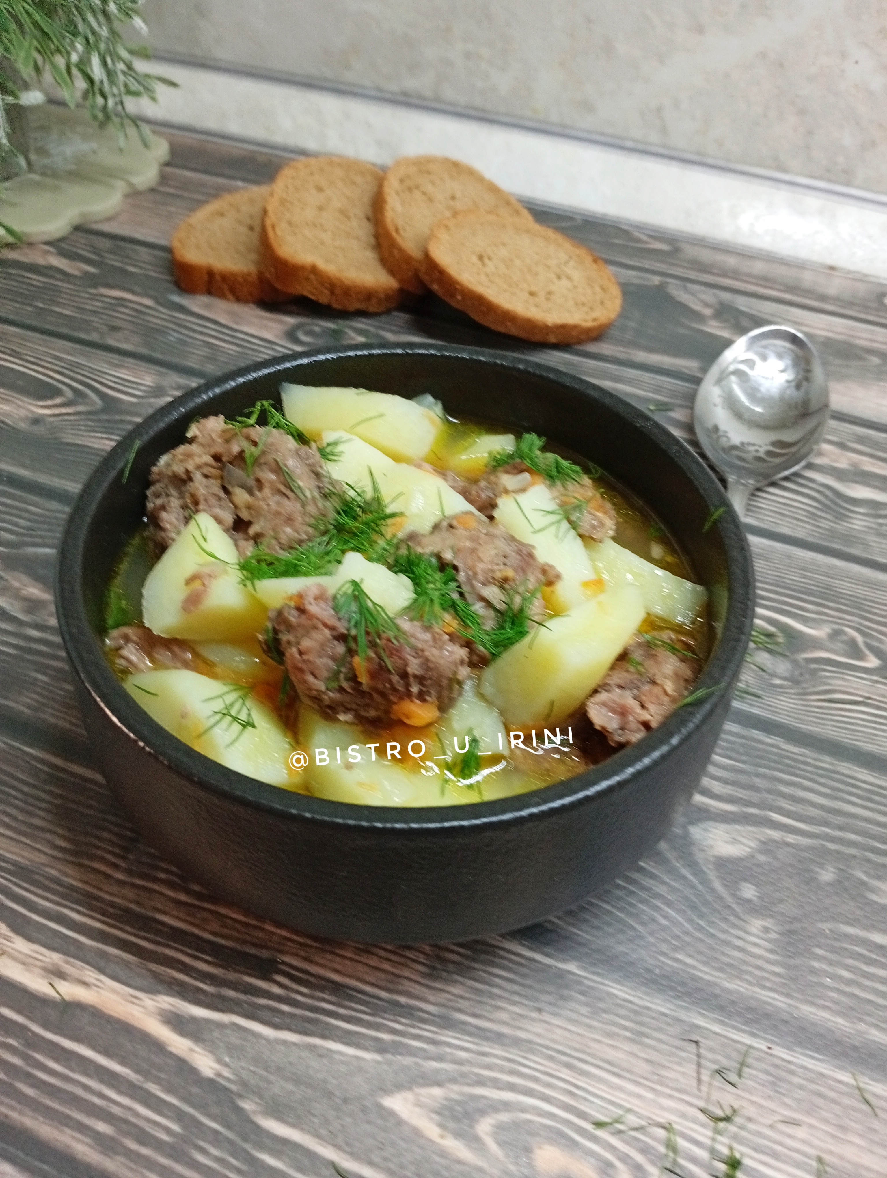 Тушеный картофель с тушенкой