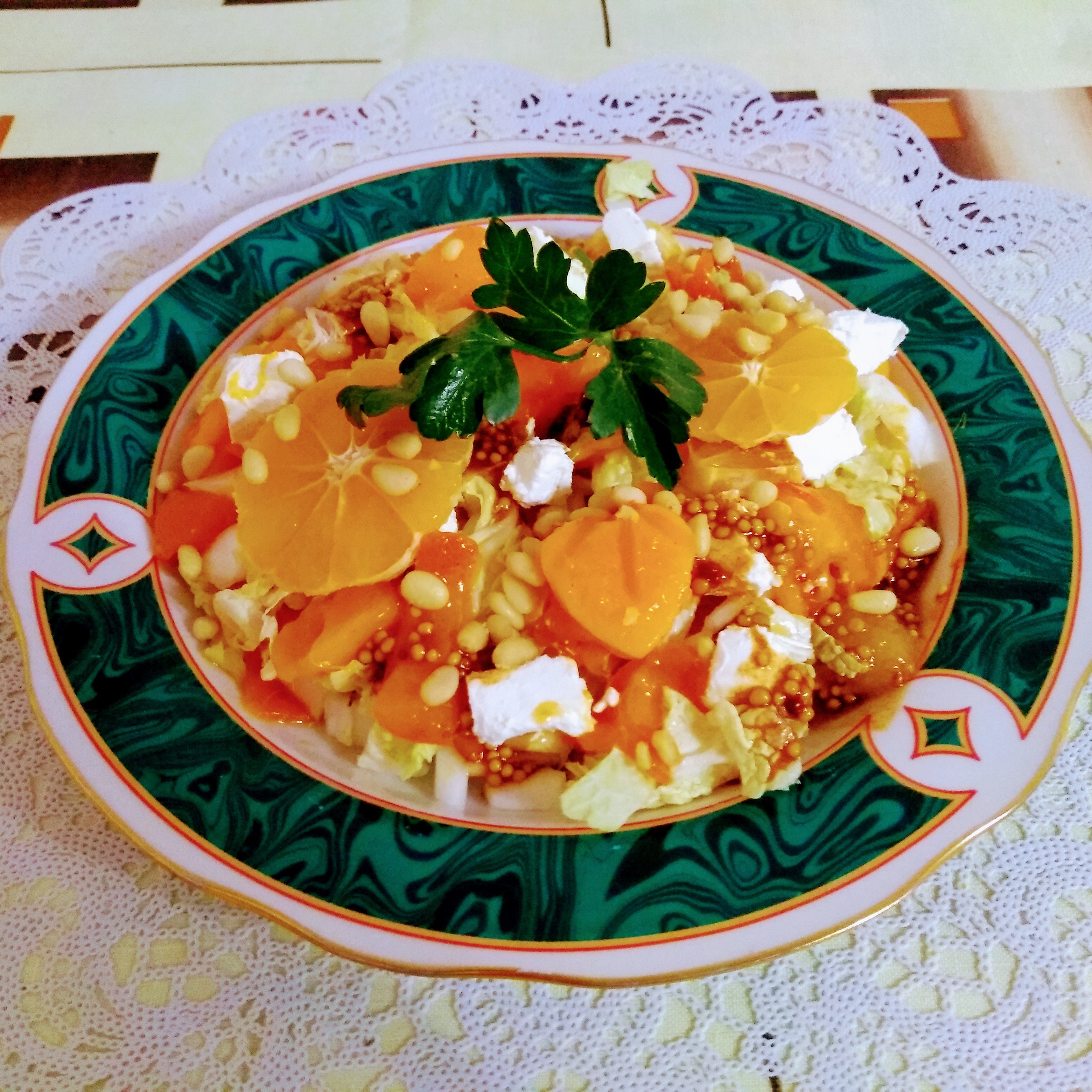 Салат с хурмой и мандарином 