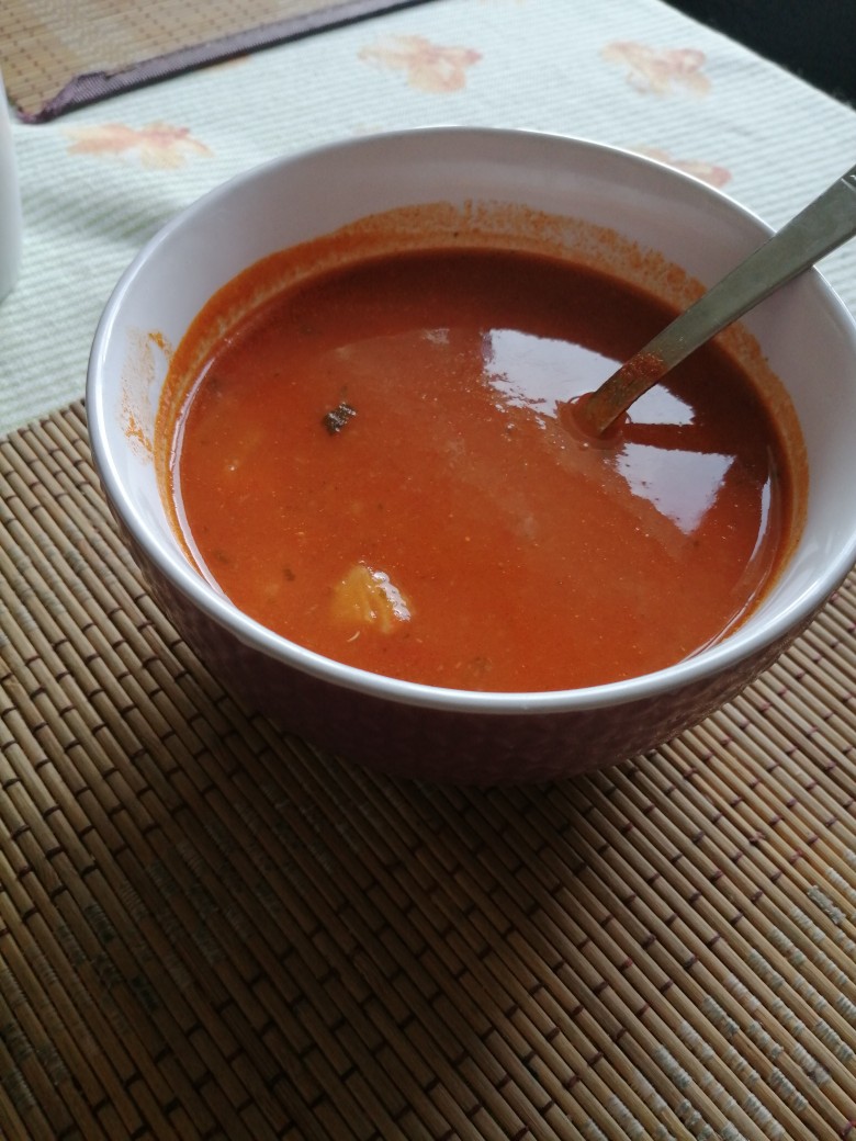 Томатный суп с белой рыбой
