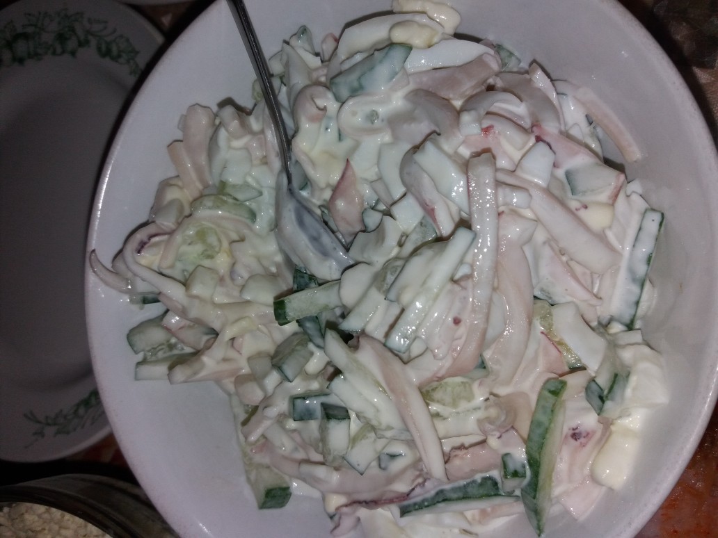 Легкий салат с кальмаром