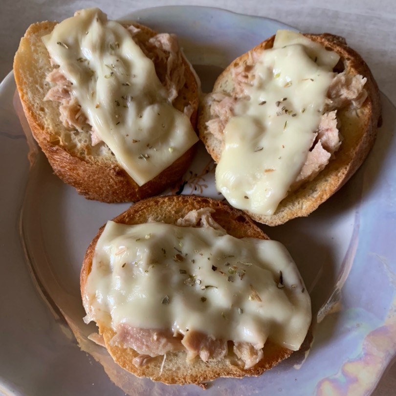 Бутерброд с тунцом и сыром