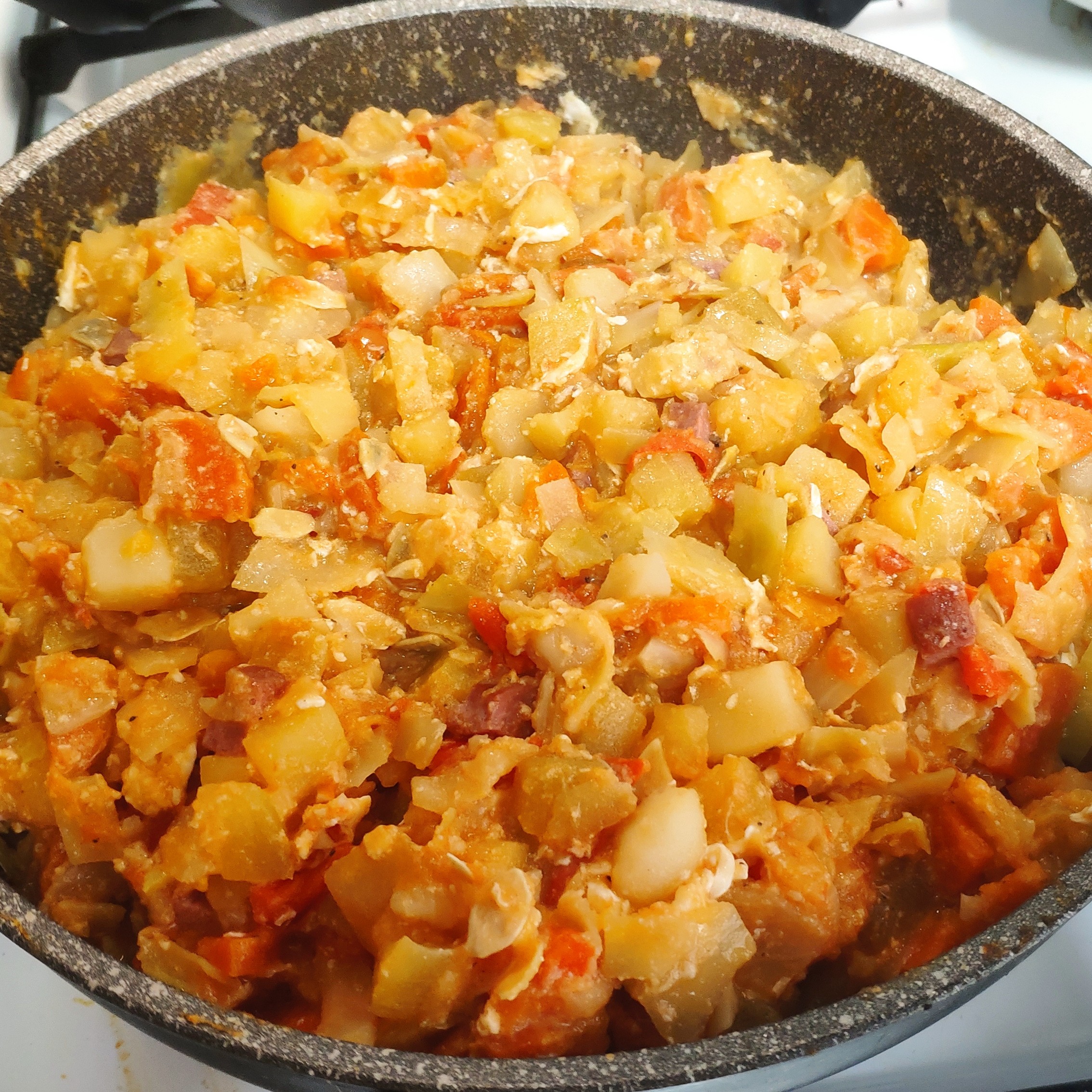 Овощное рагу с капустой, картофелем и кабачками