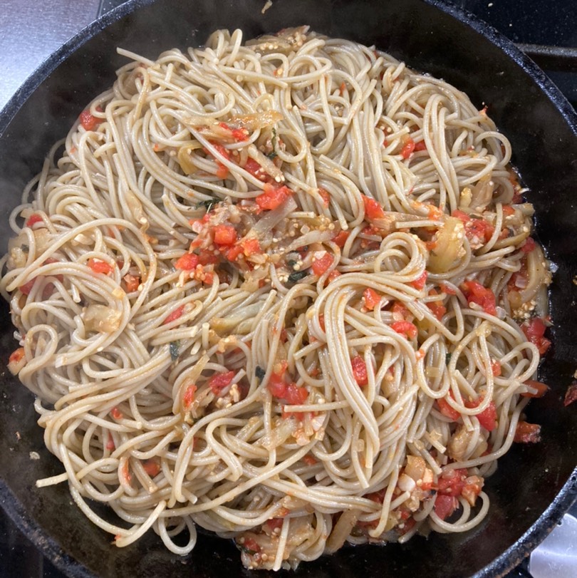 Спагетти с баклажанами в томатном соусе 🍅