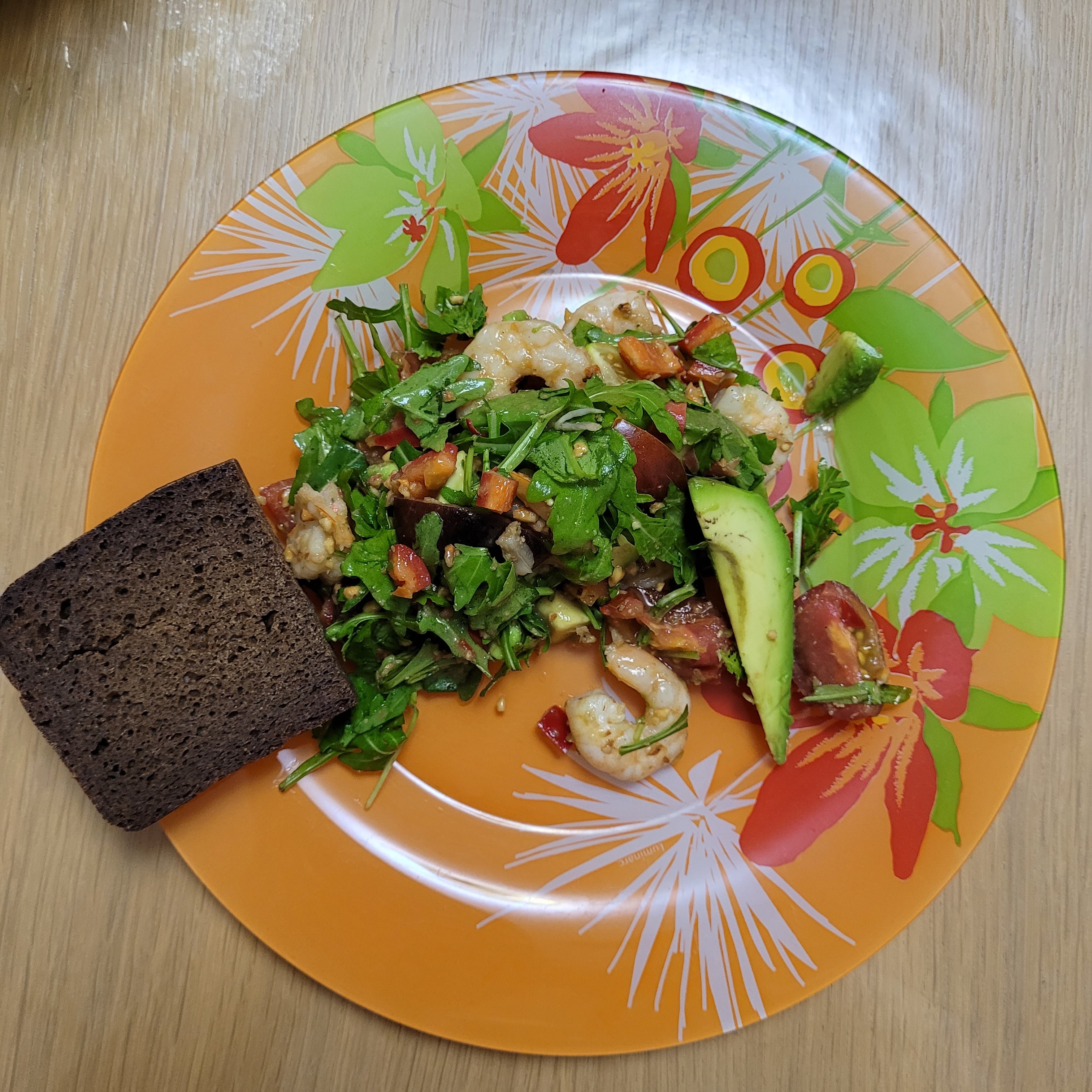Праздничный салат с креветками, рукколой, помидорами и авокадо