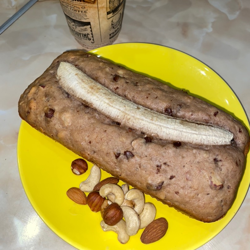 Банановый кекс с шоколадом и орехами (банановый хлеб)