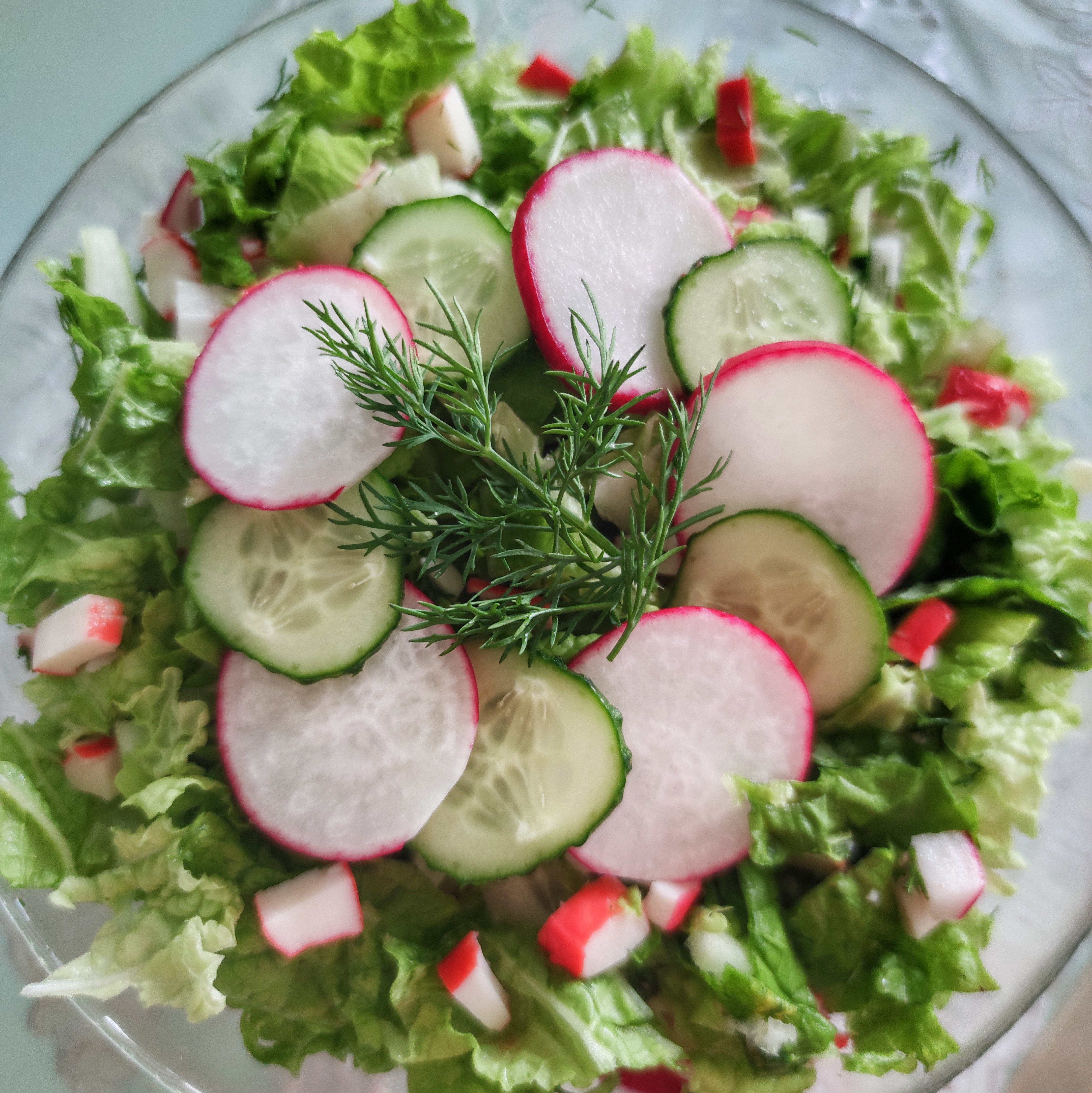 Салат с редисом и крабовым мясом