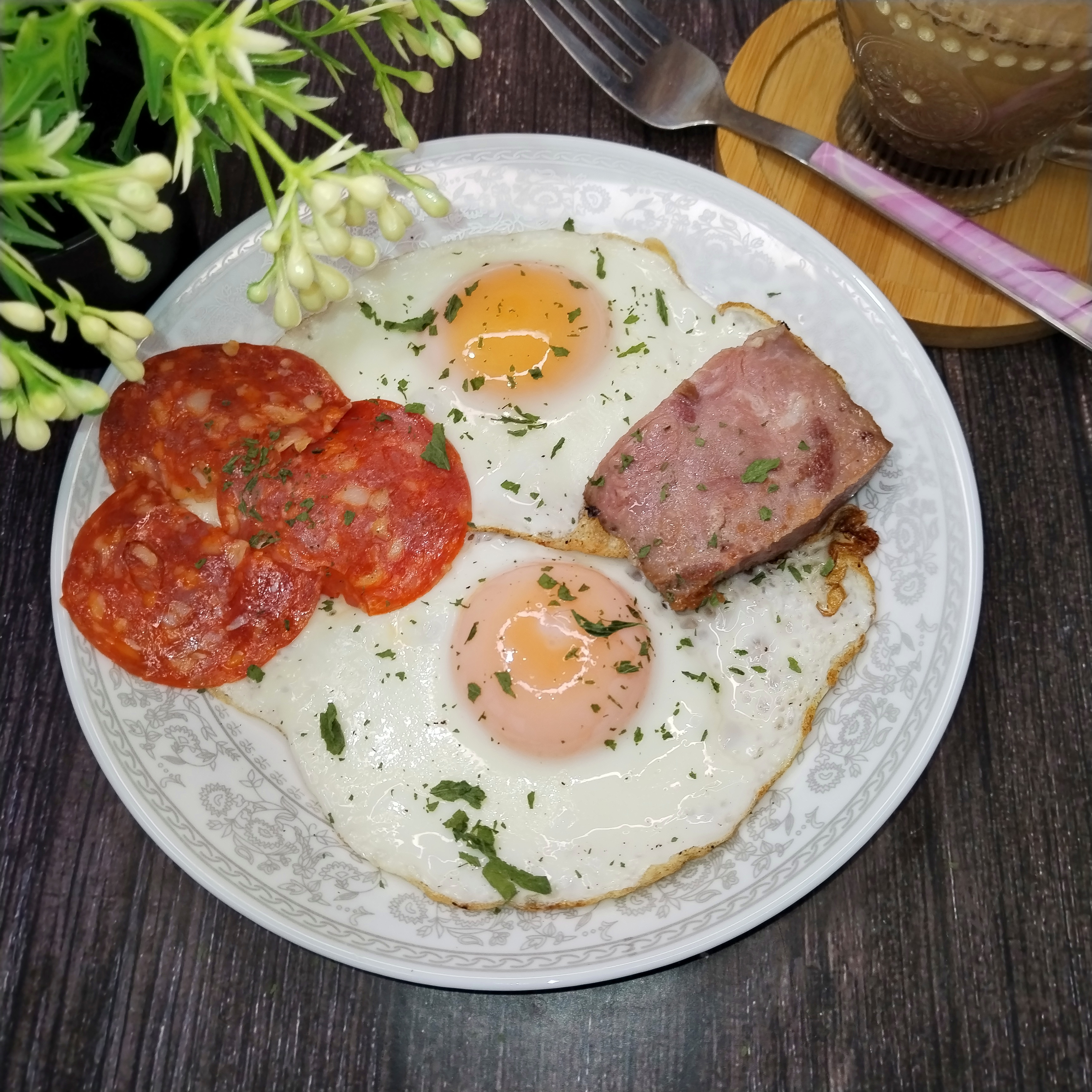 Яичница с жареной колбасой 