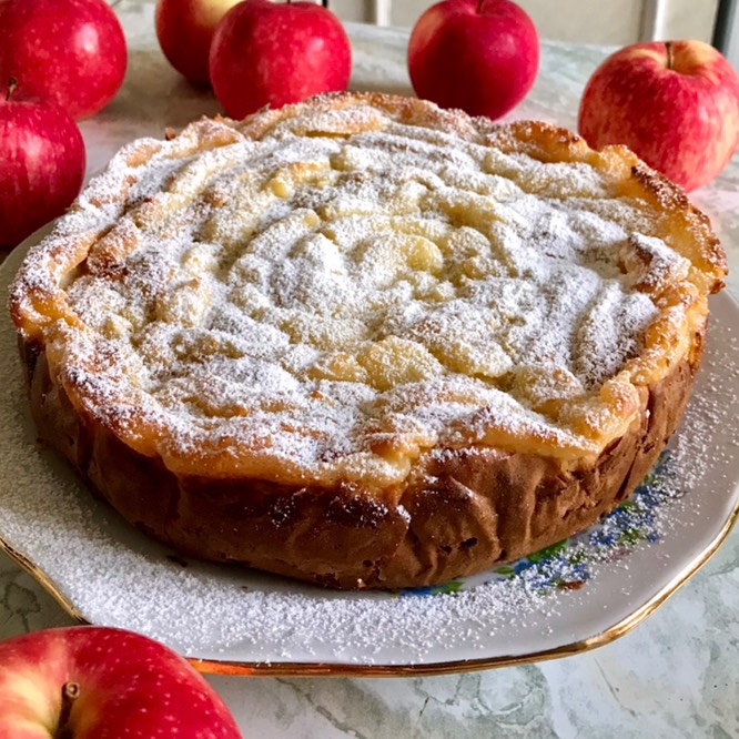 Шарлотка с заварным кремом и яблоками