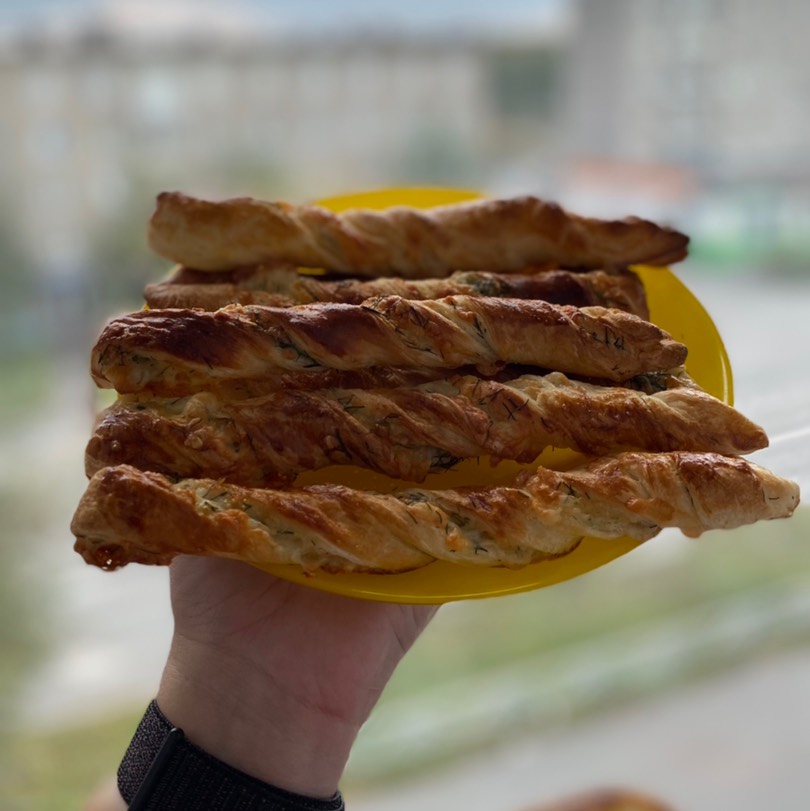 Хрустящие сырные палочки из слоёного теста с зеленью