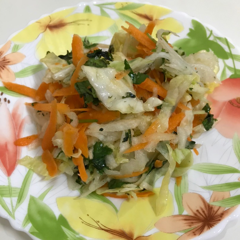 Витаминный салат с капустой и яблоками