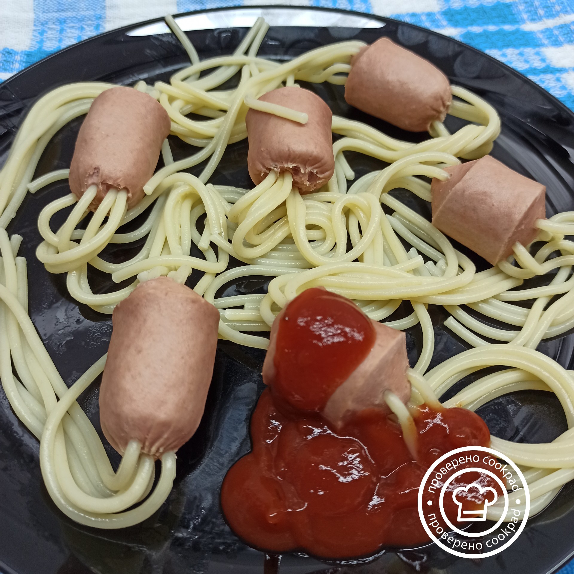 Оригинальный завтрак – спагетти в сосисках