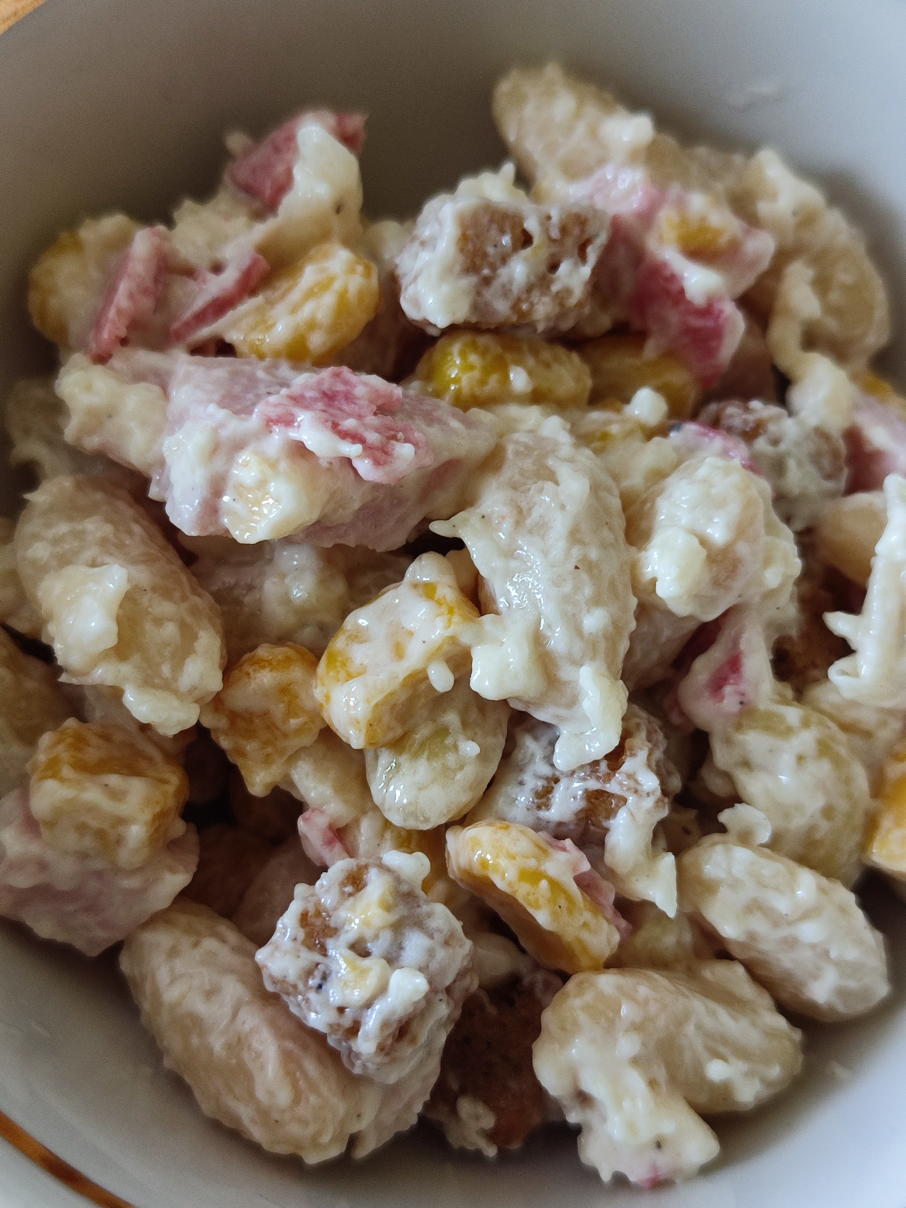 Салат с фасолью, копченой колбасой и сухариками