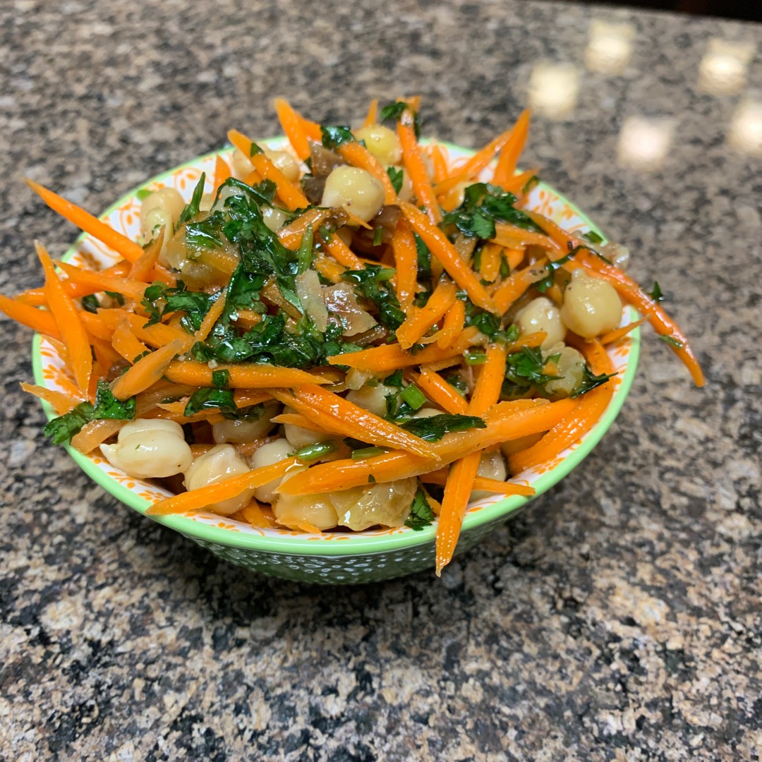 Марокканский морковный салат с нутом и изюмом