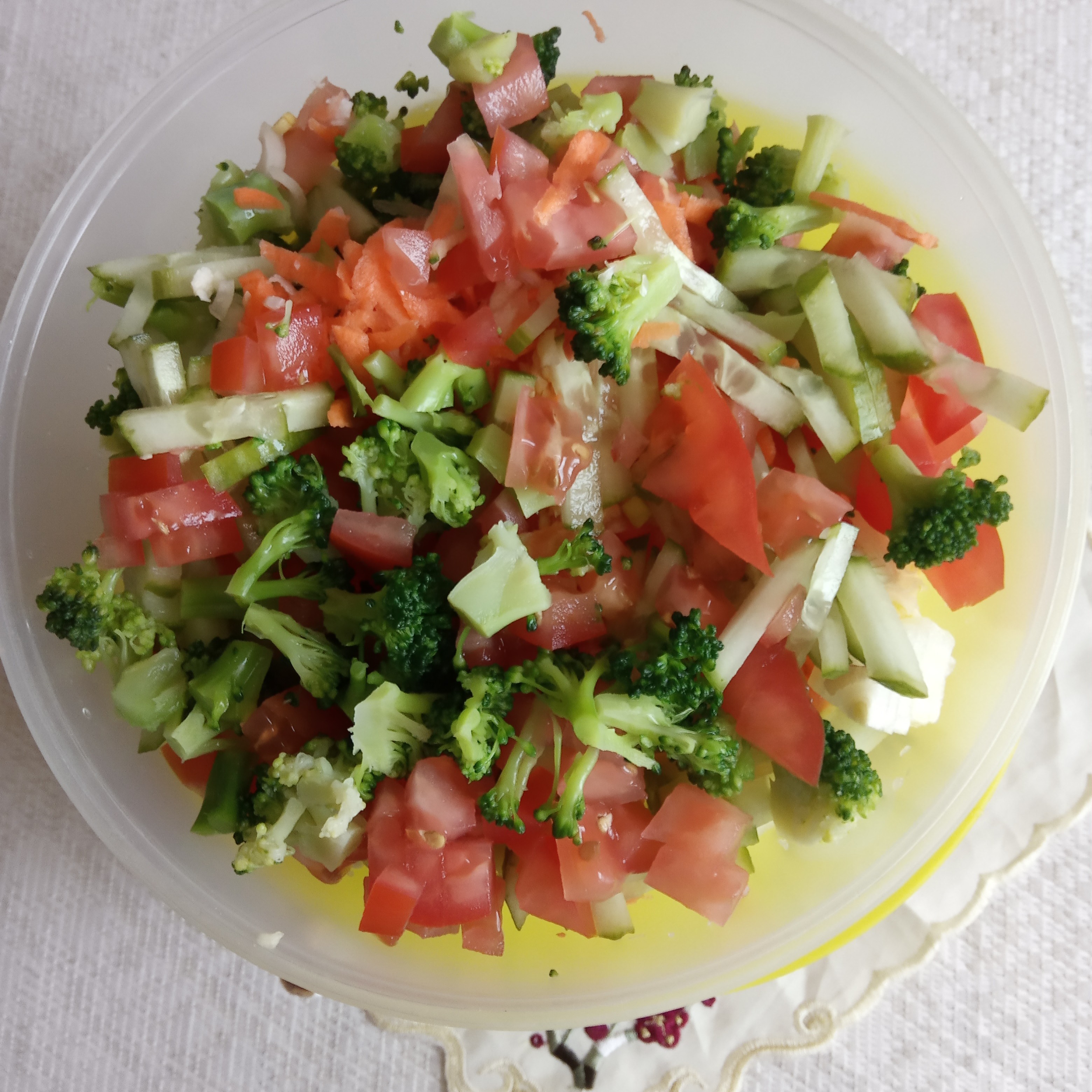 Салат с овощами и рукколой
