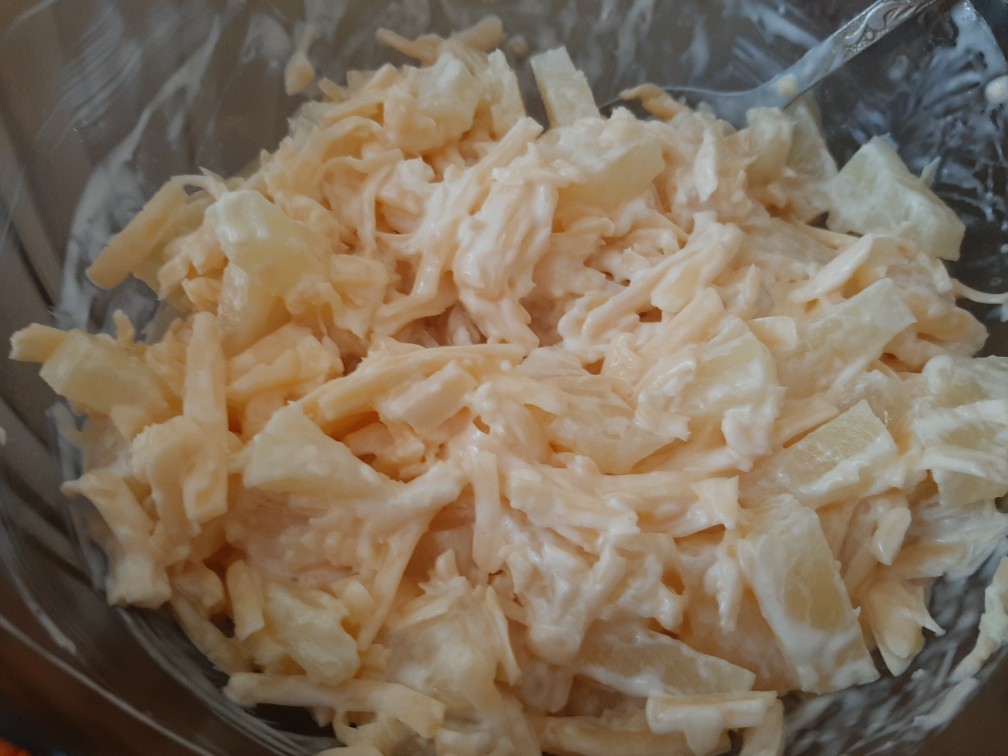 Салат с сыром и ананасами