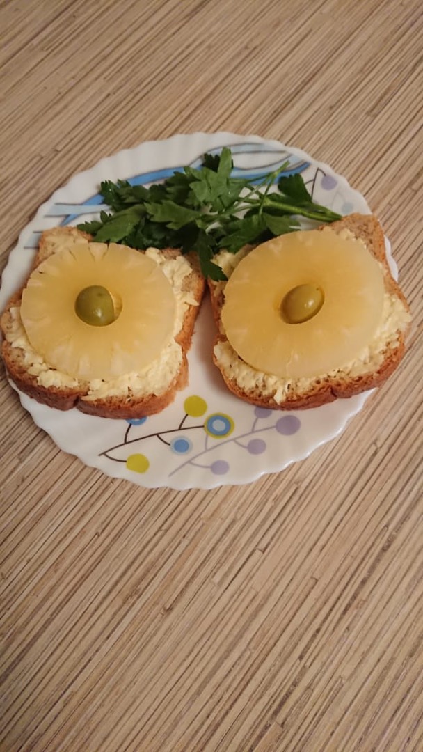 Бутерброды с ананасами