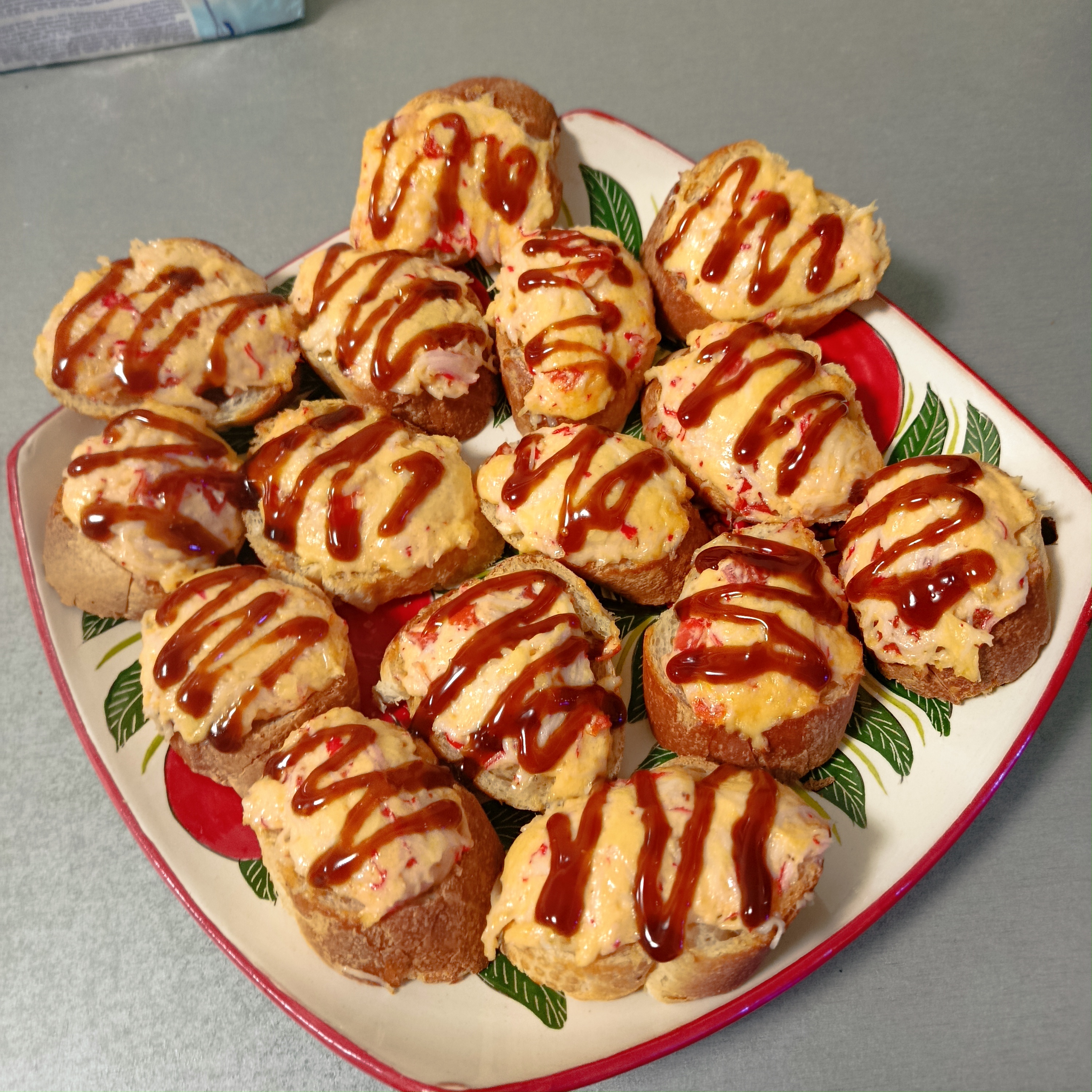 Ленивые бутерброды а-ля суши с крабовыми палочками и соусом унаги на багете 