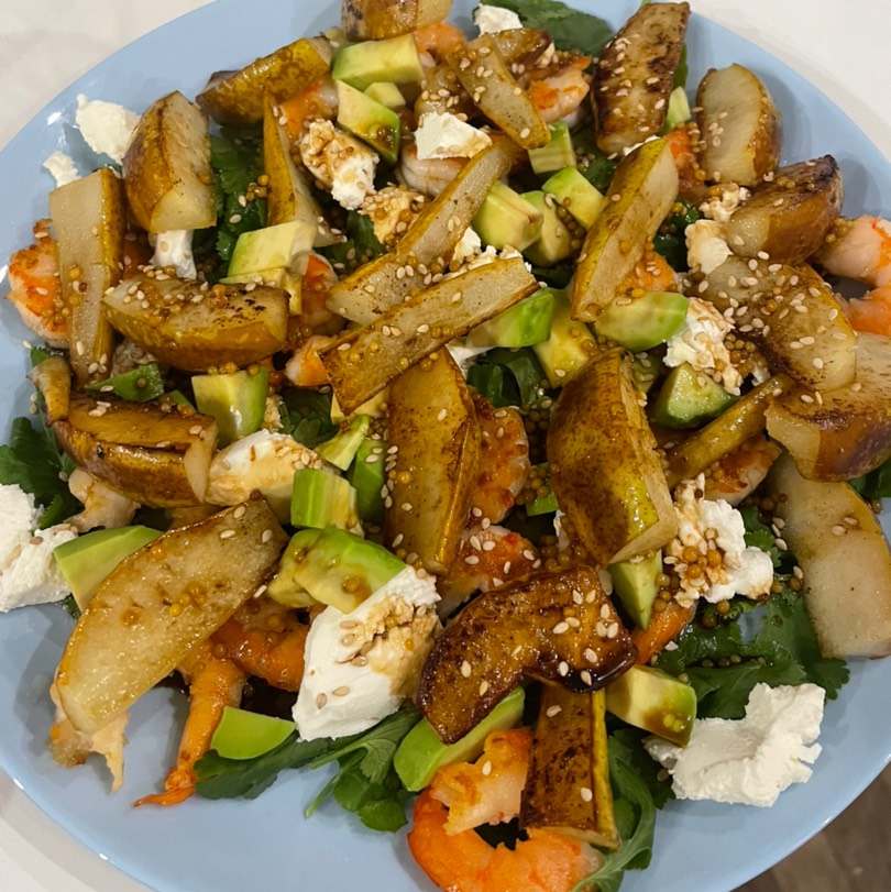 Салат с карамелизированной грушей, креветками и авокадо
