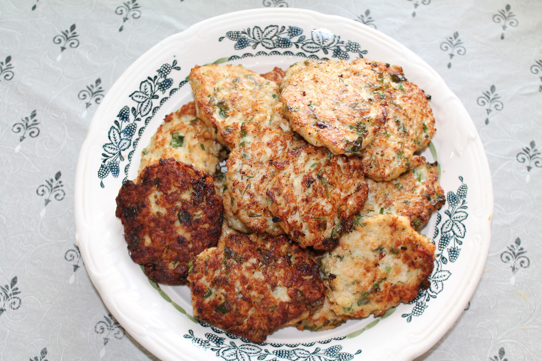 Куриные оладья с кукурузной мукой и шпинатом