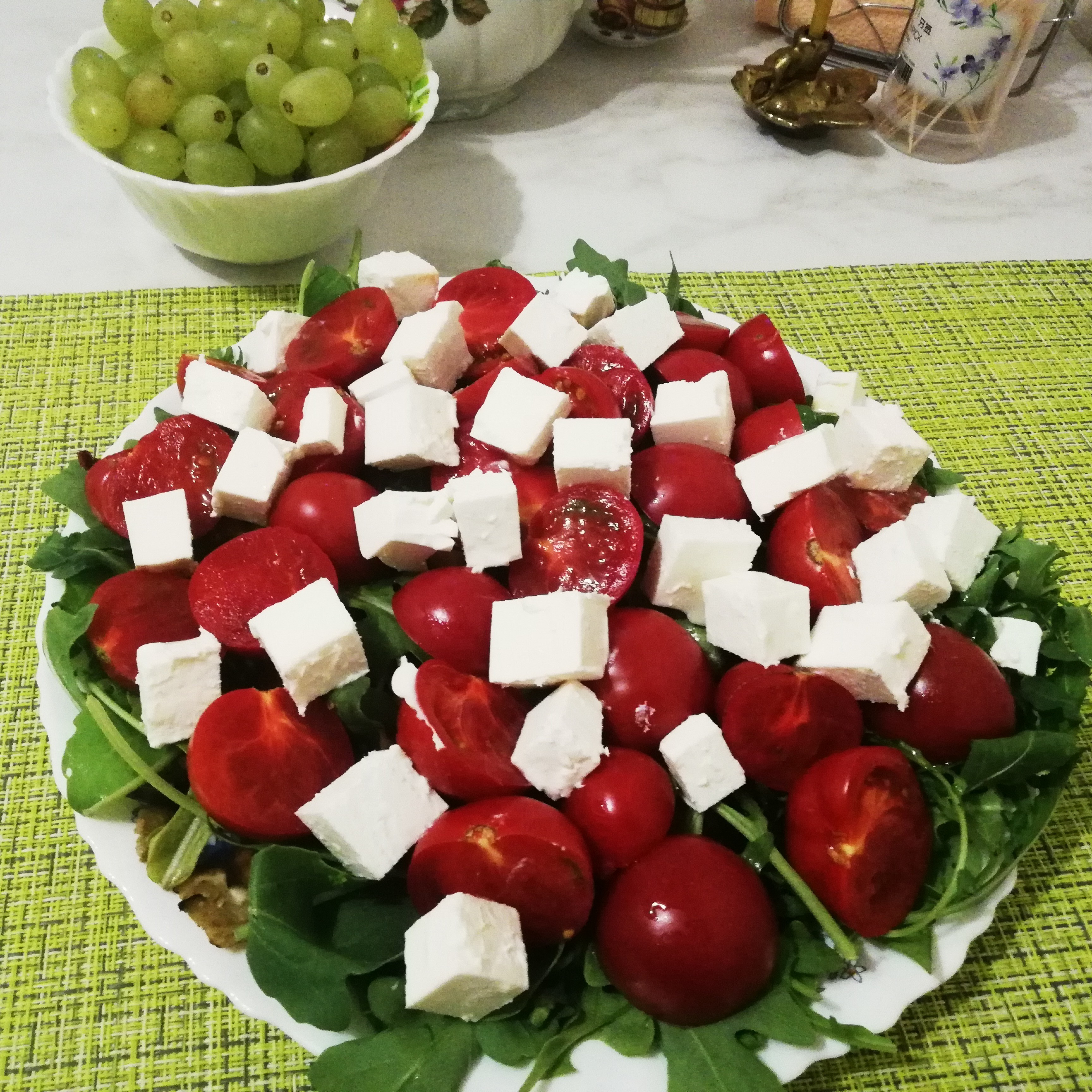 Салат с рукколой, сыром фета и вкусной заправкой | Arugula salad with feta cheese