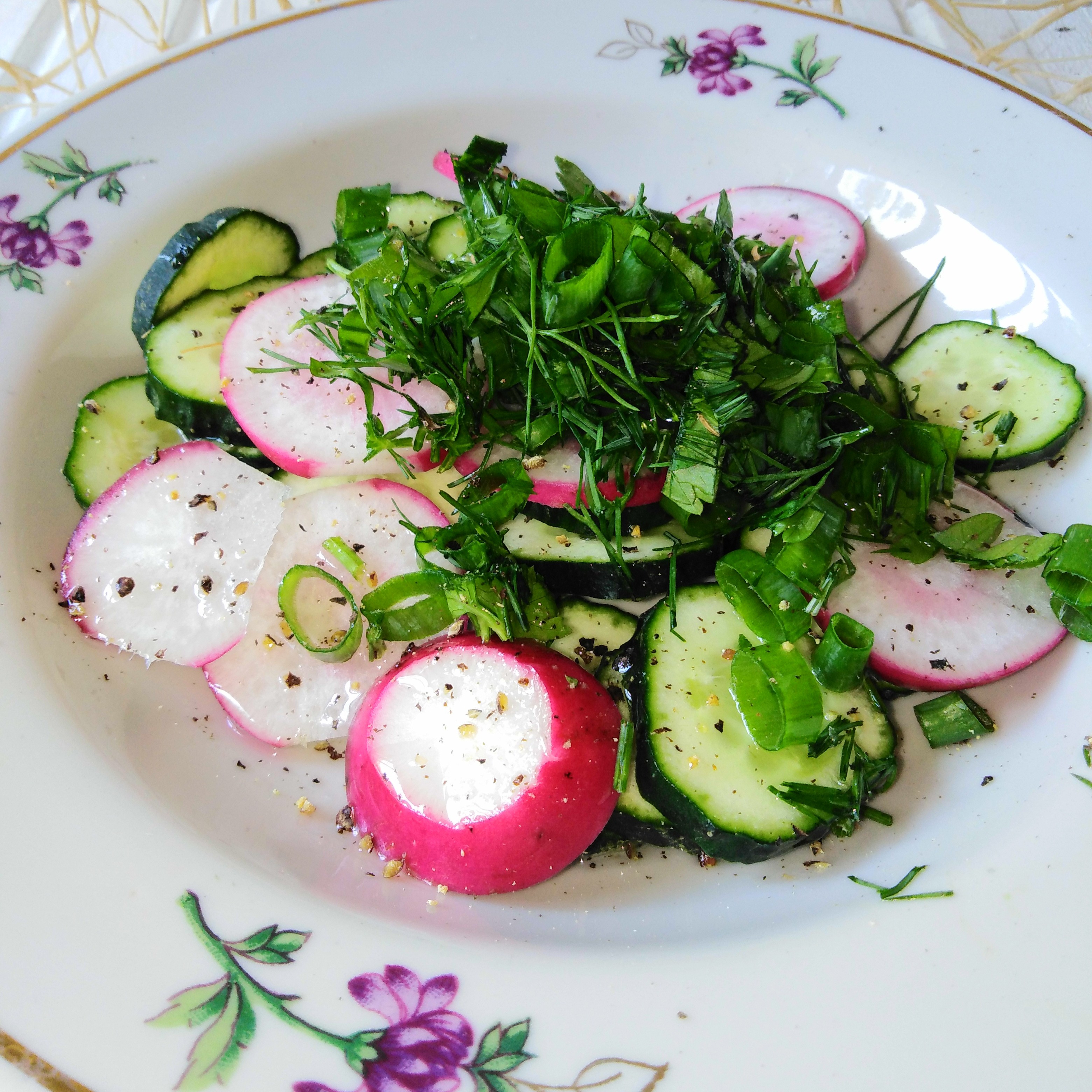 Салат с огурцом и редисом