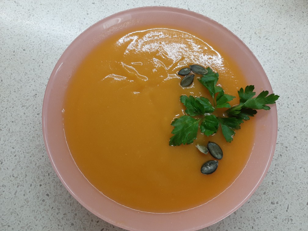 Крем суп из тыквы, со шпинатным соусом и овощами