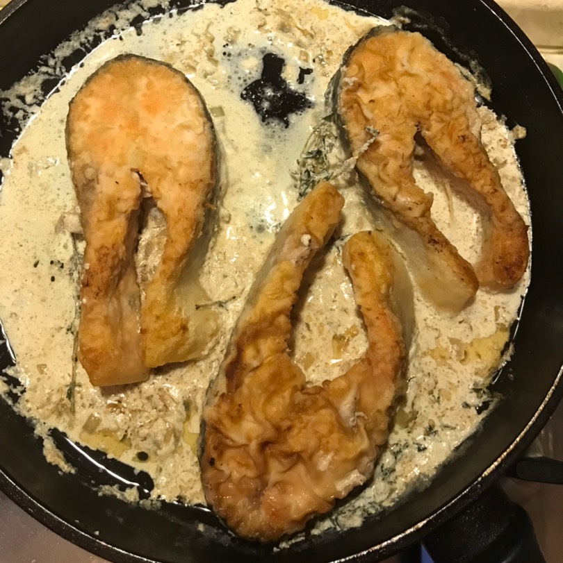 Стейк из лосося со сливочно-шпинатным соусом