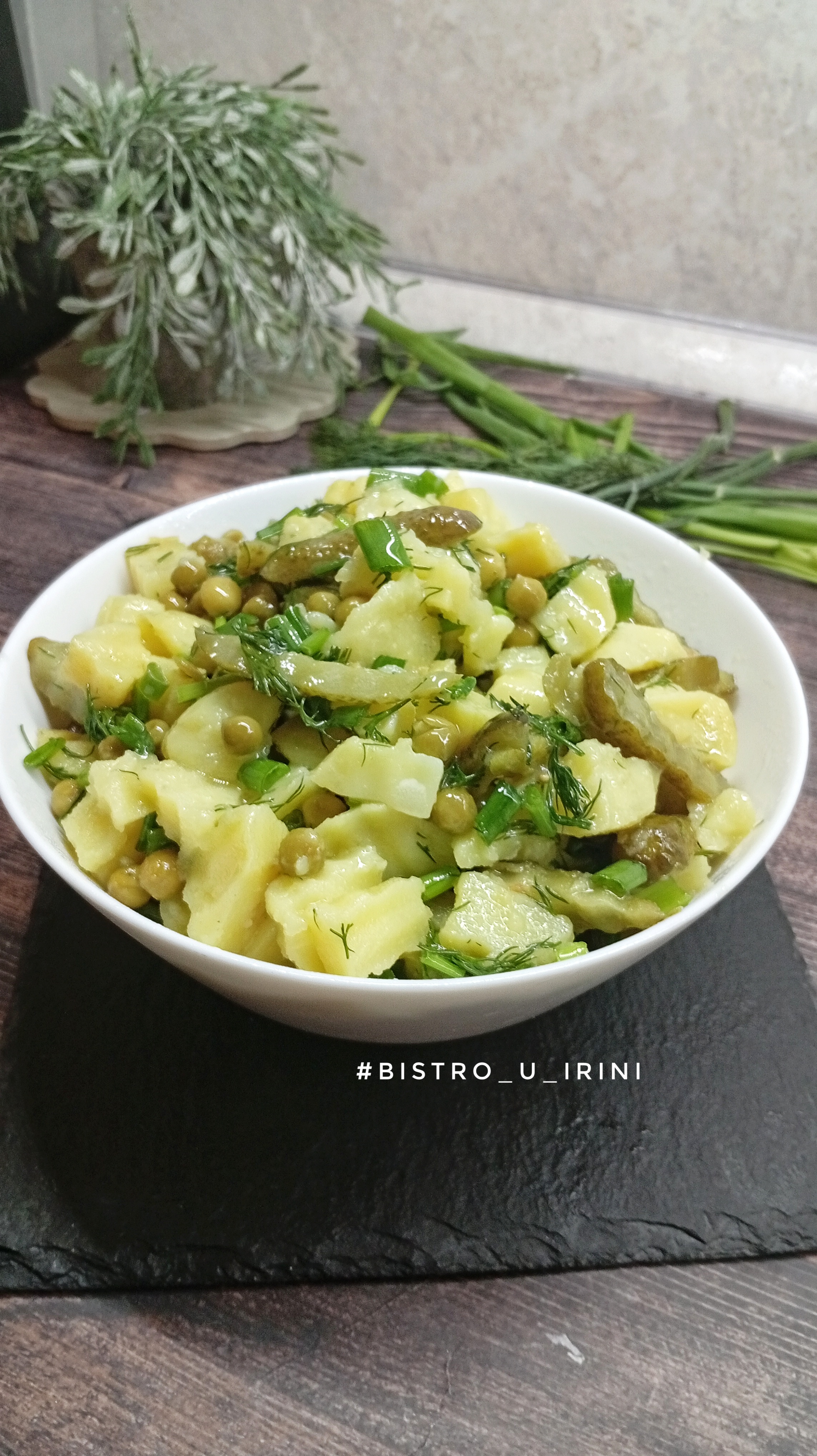 Постный салат из картофеля с маринованными огурцами и горошком