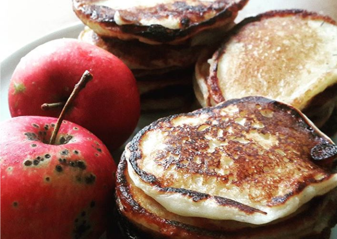 Оладьи на кефире 🍶 с яблоком 🍎