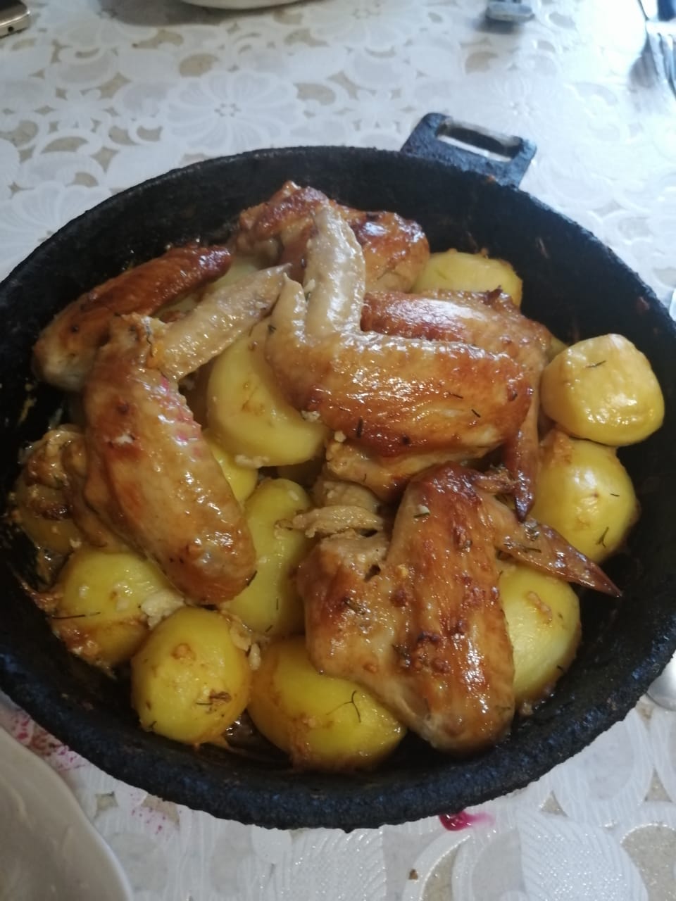 Картофель с куриными голенями в духовке