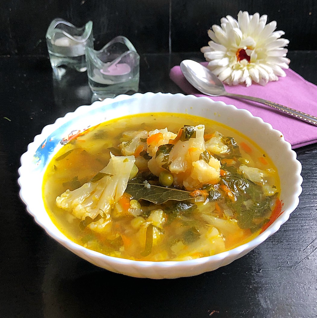 Суп с цветной капустой и зелёным горошком на курином бульоне