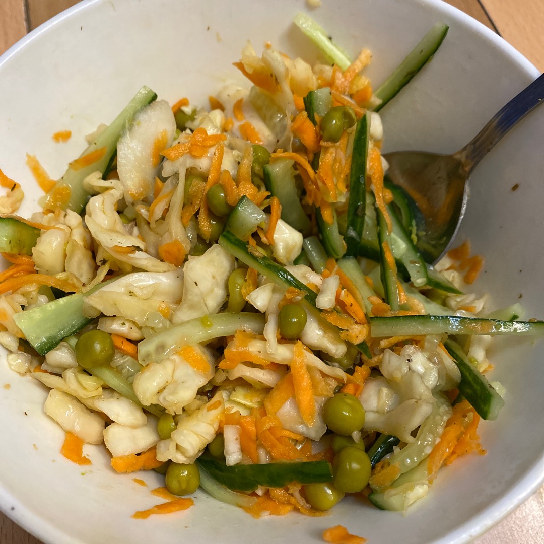 Салат из свежей капусты, моркови и огурца