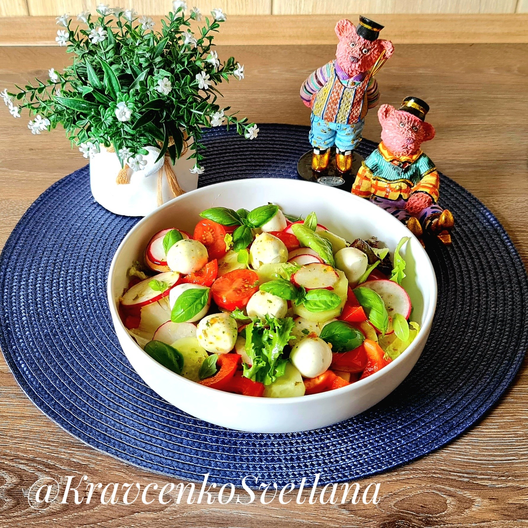 Салат с рукколой, редисом и помидорами