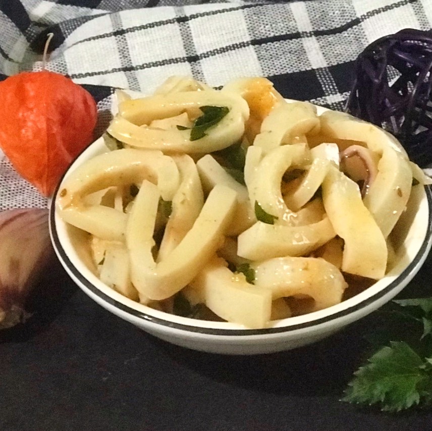 Салат с кальмарами без майонеза (маринованные кальмары)