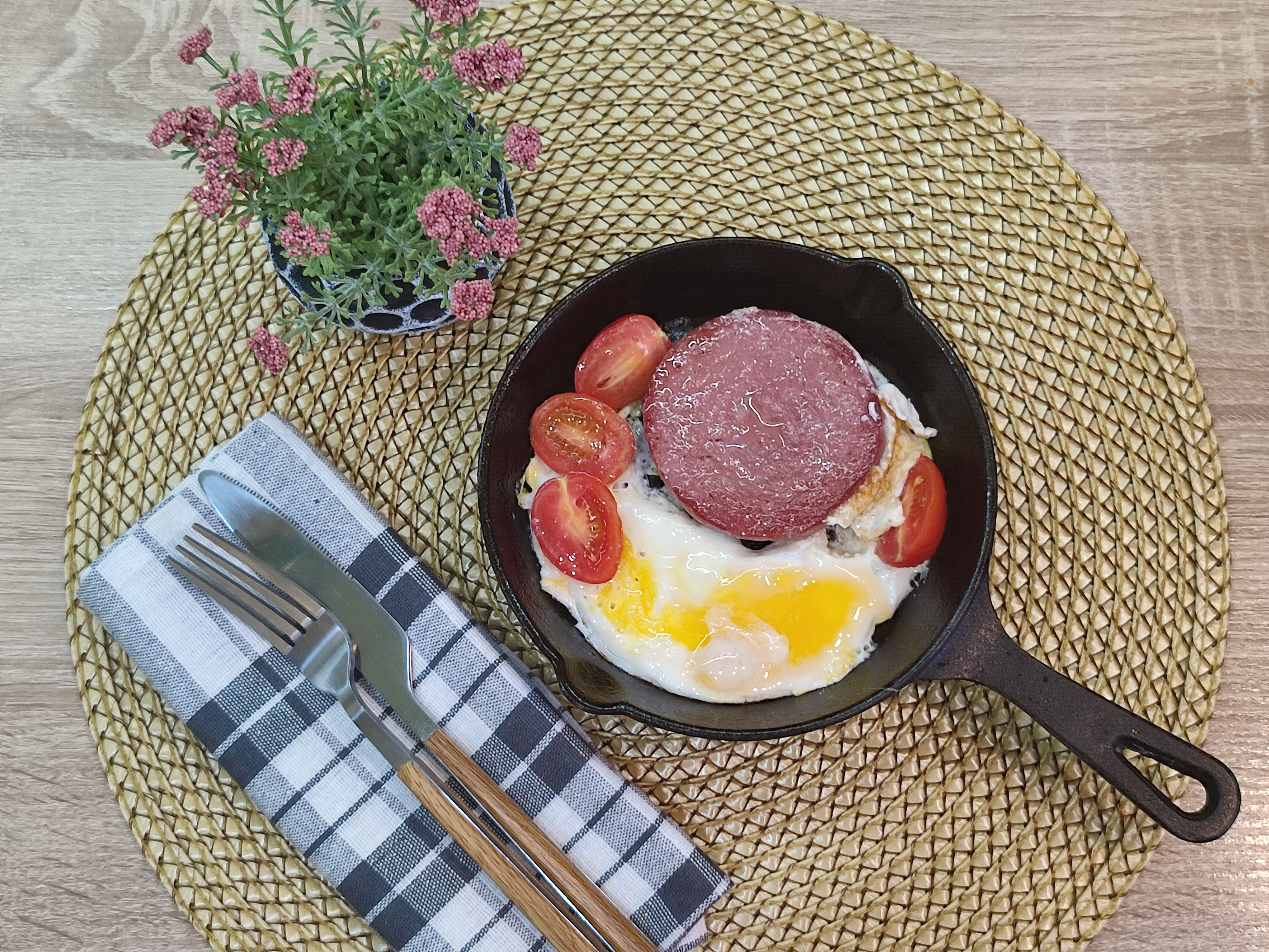 Яичница глазунья с колбасой и помидорами