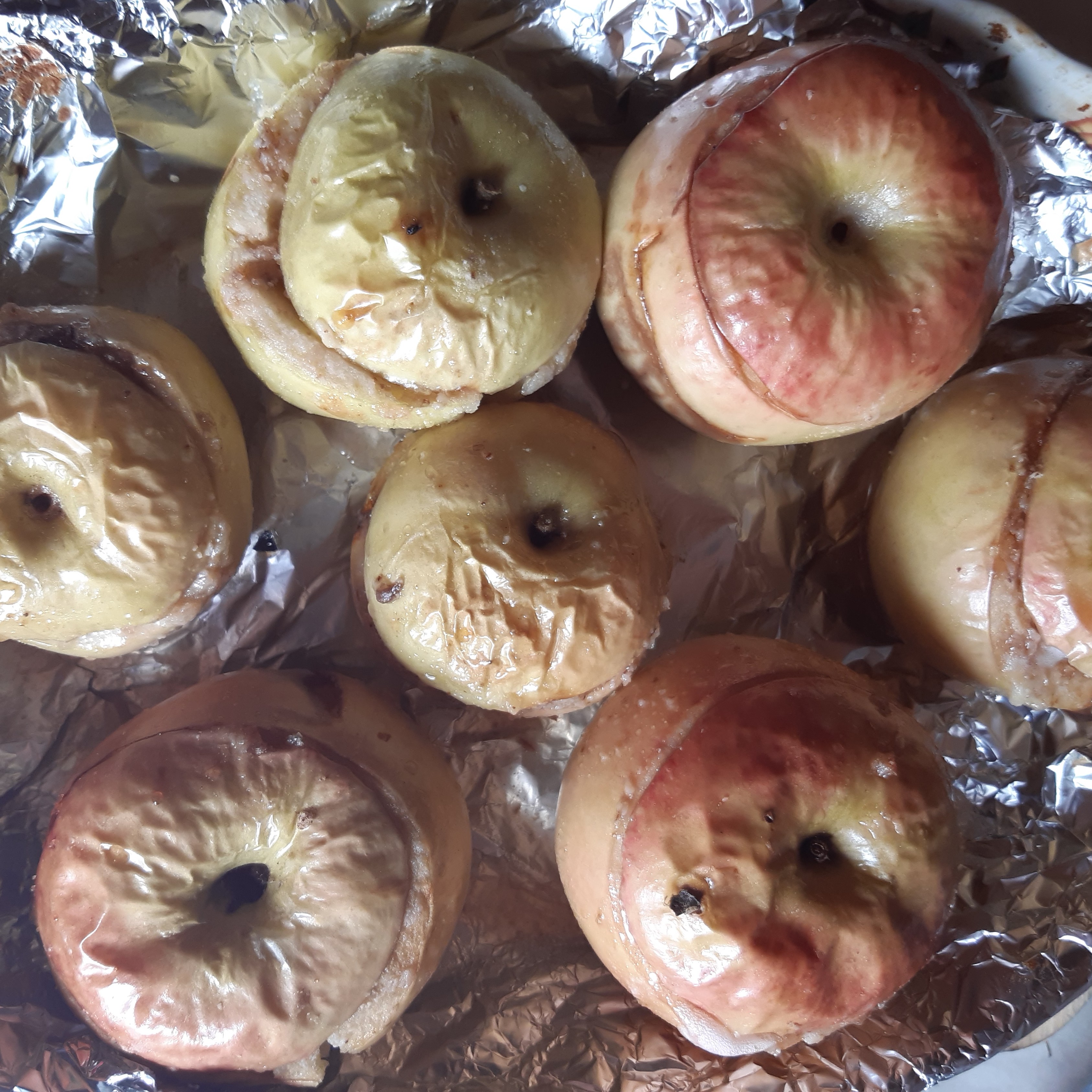 Запеченные яблоки с медом и грецкими орехами