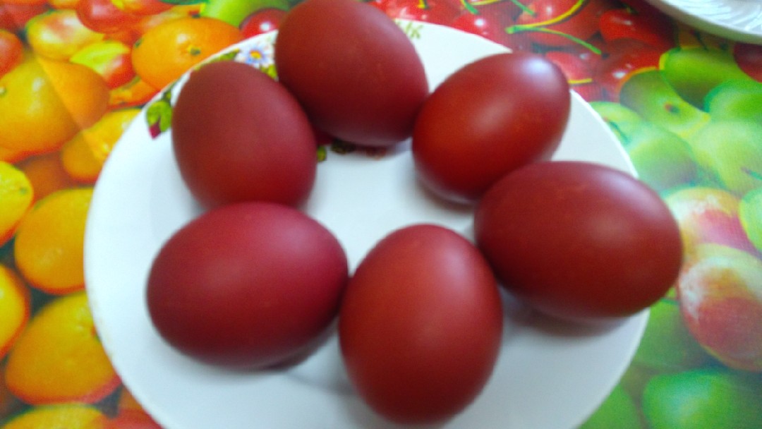 Крашенные яйца в луковой шелухе и зеленке