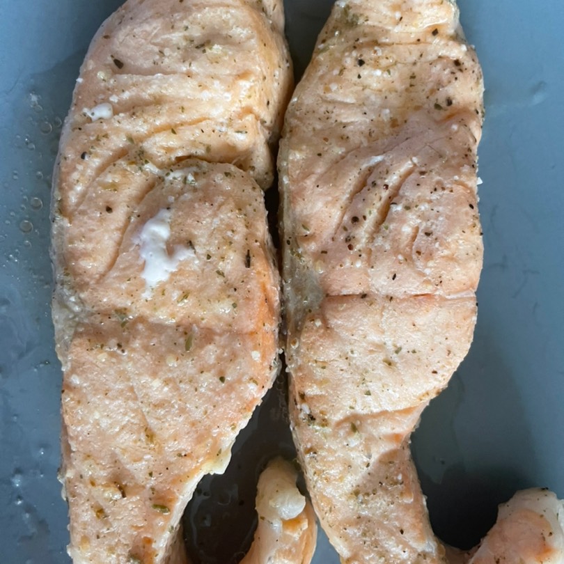 Запечённые стейки лосося с лимоном и базиликом