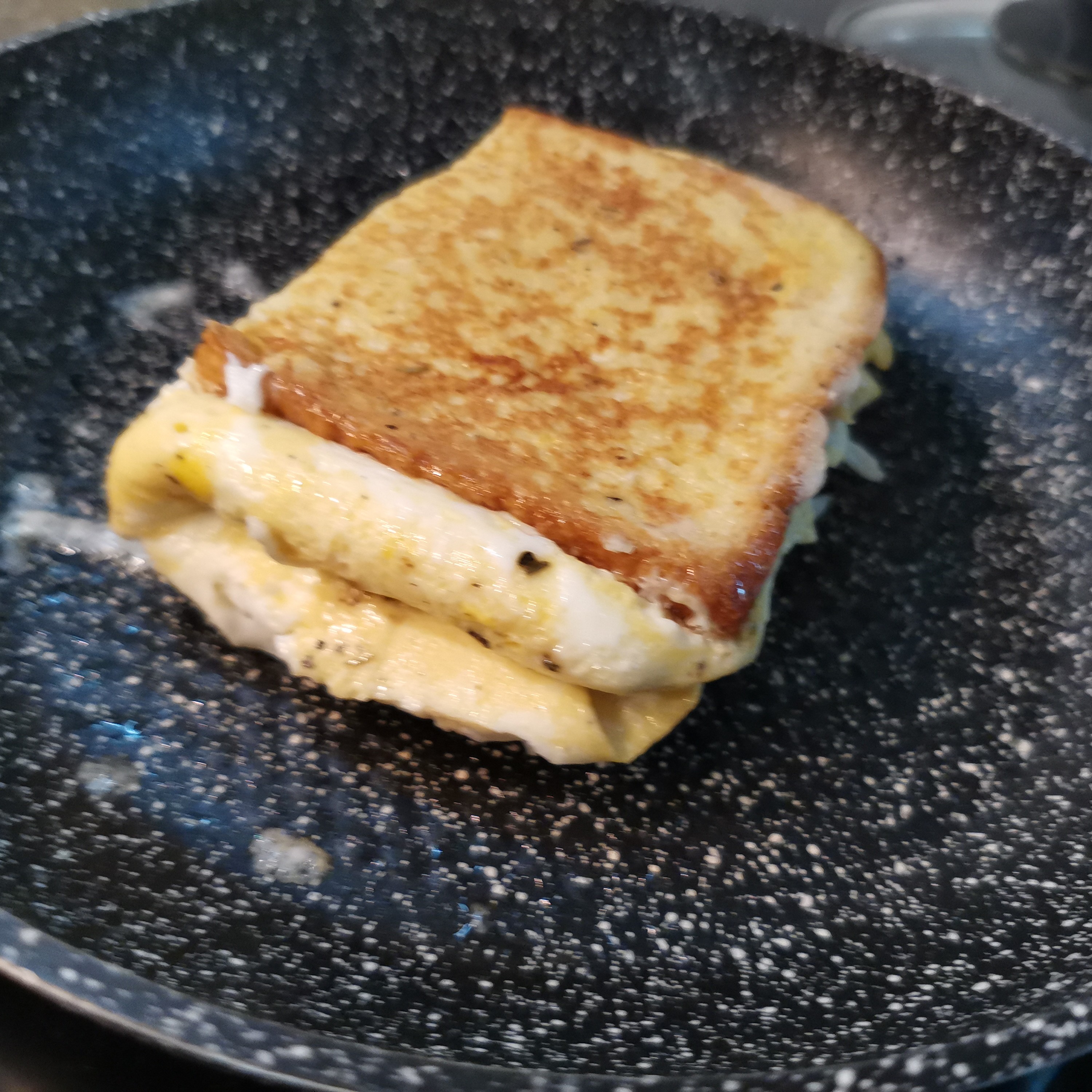 Вкусный сэндвич с яйцами и сыром