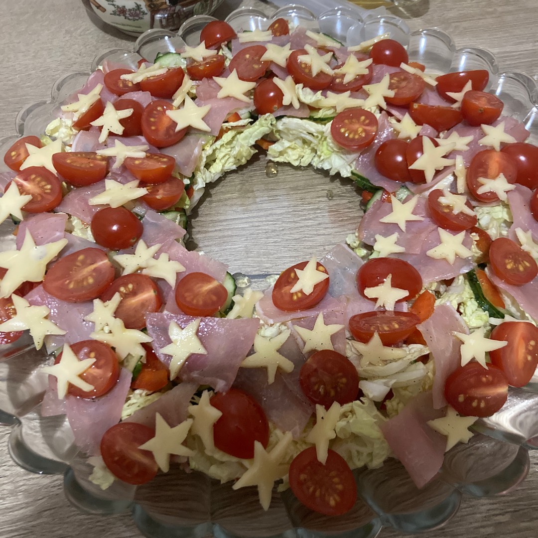 Салат "Рождественский венок" с прошутто и томатами черри