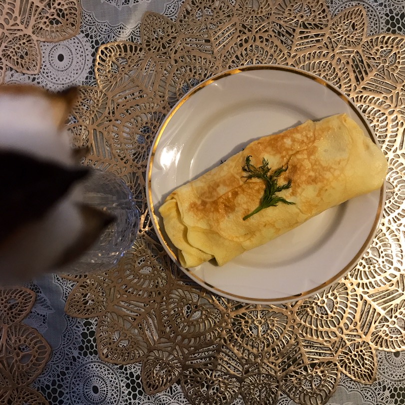 Рулет-омлет с сыром и базиликом