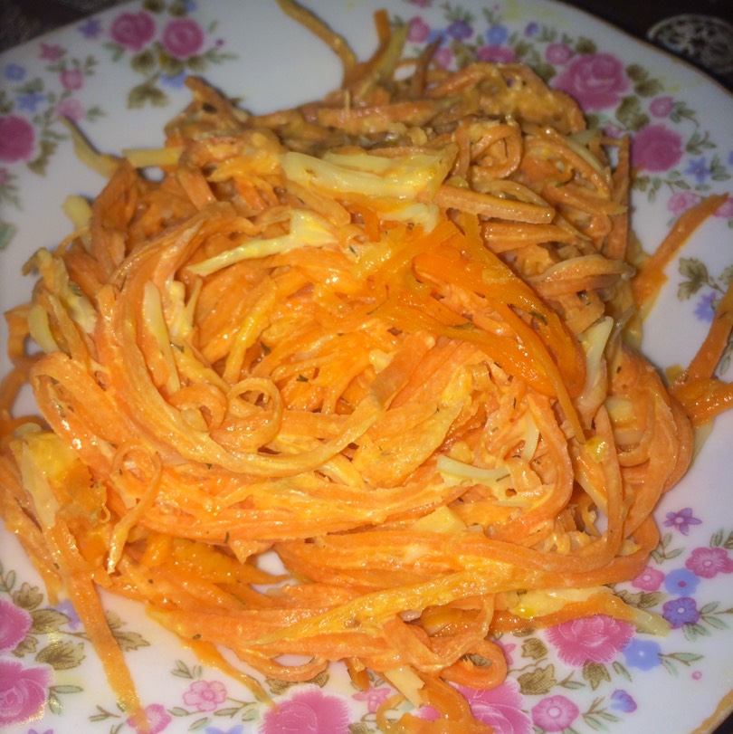 Салат из свежей моркови с сыром и чесноком