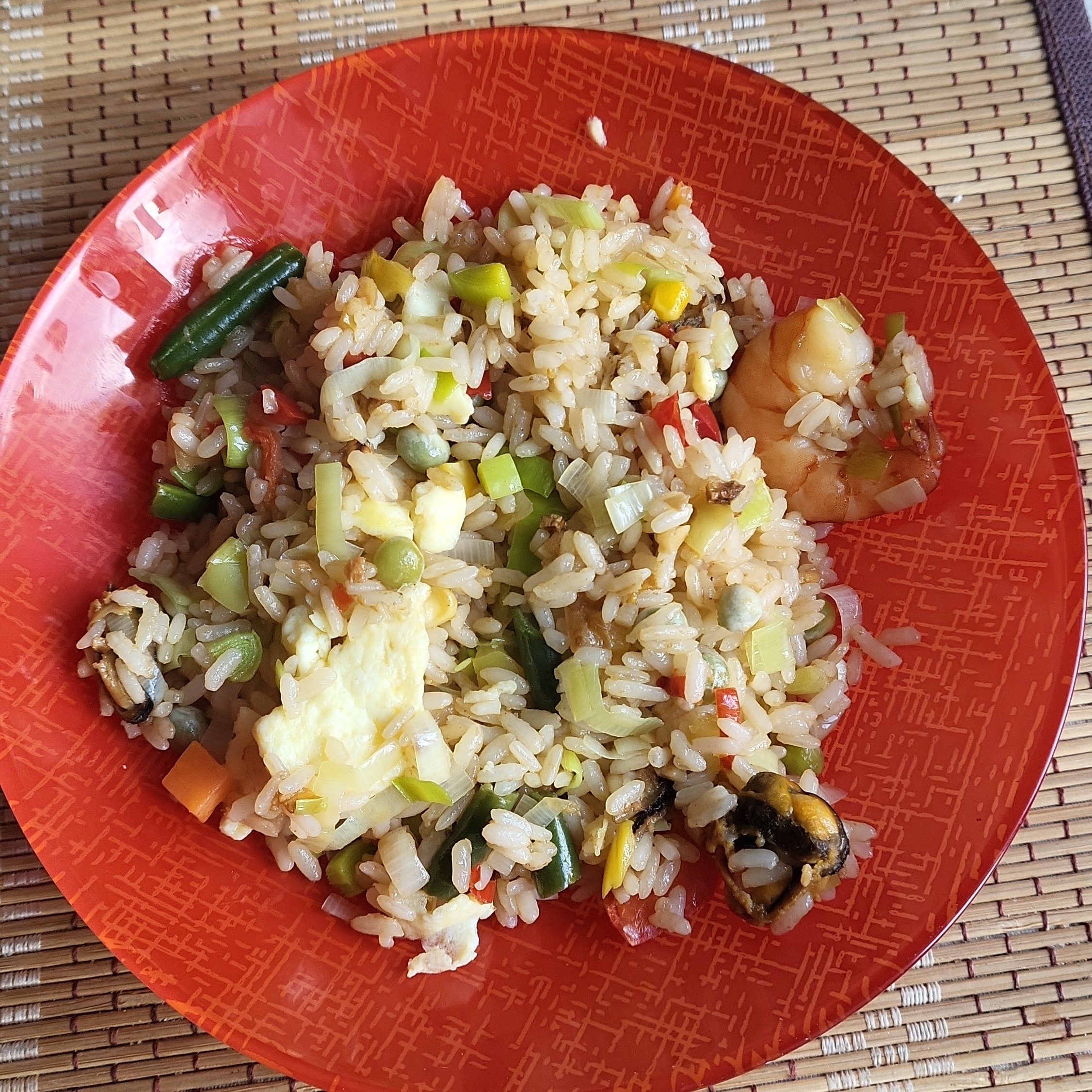 Жареный рис с креветками и овощами по-тайски