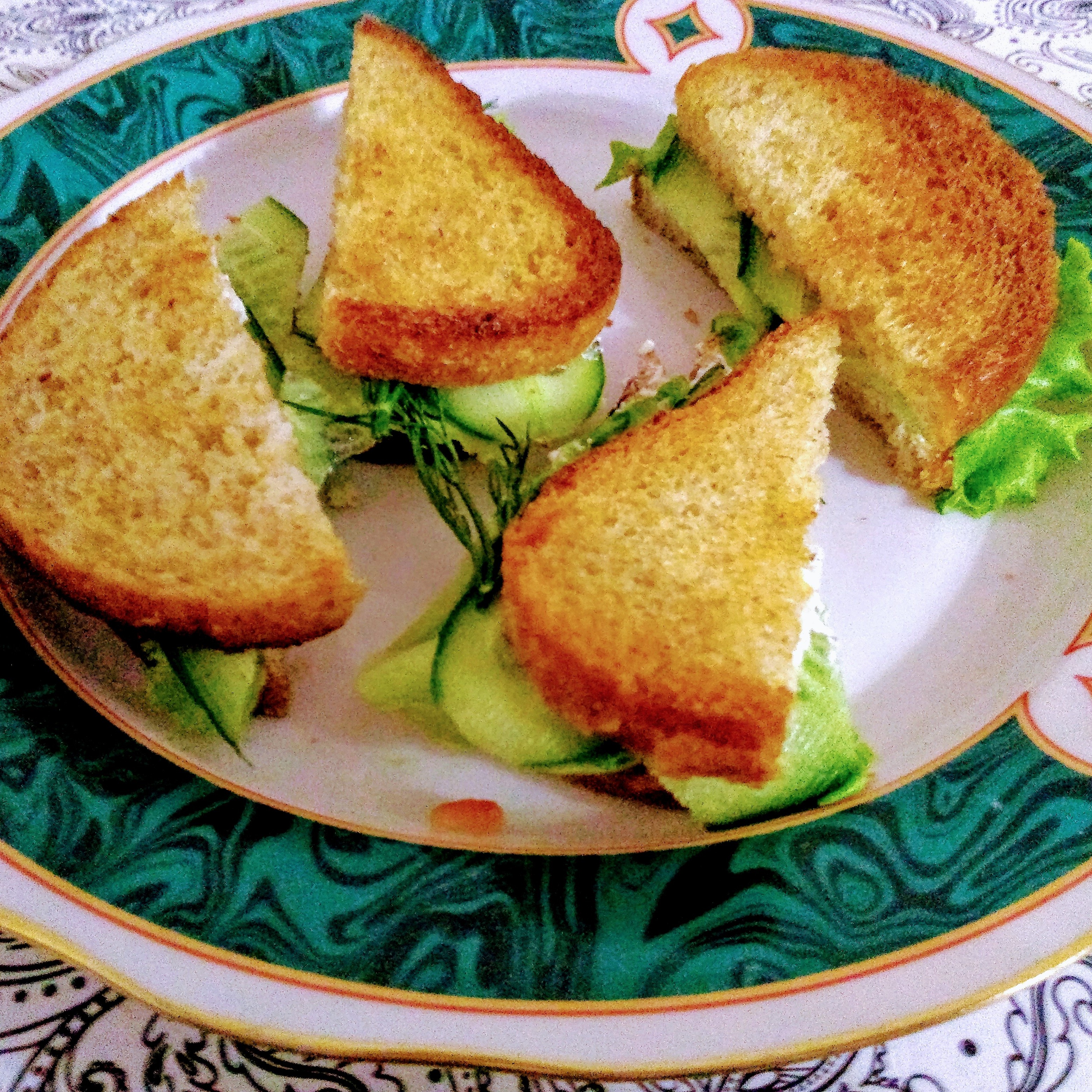 Аппетитный сэндвич с красной рыбой на завтрак